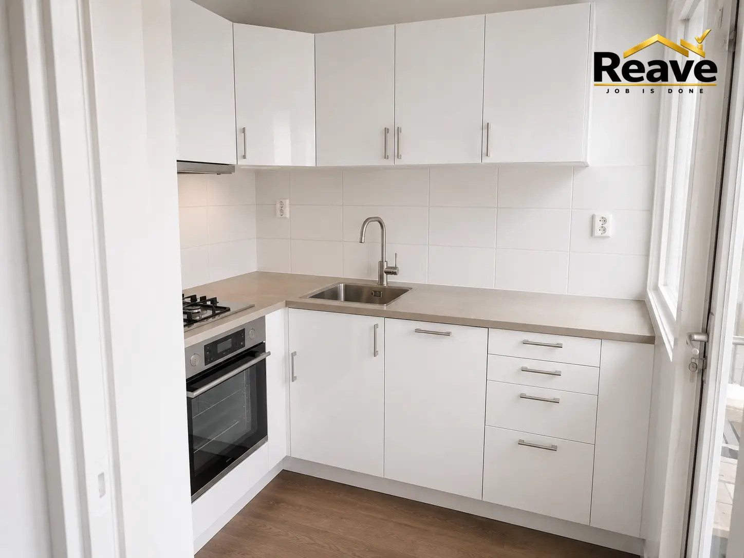 Small white L-shaped kitchen with tiled splashback and stone-effect worktop